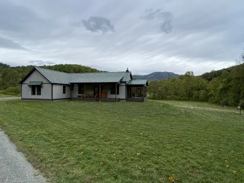 Sleeps 6, custom, gorgeous home on 180 acres, amazing views of Old Rag Mountain - 4 tähden