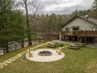 A-Frame Hot Tub Getaway!, Grill, 2 Decks, Trails, EV & Dog Friendly - Alppimaja
