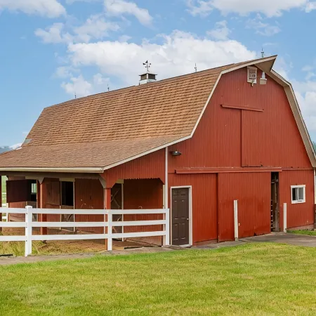 Amazing views, hot tub/outdoor fireplace, countryside, farm with calves & goats.