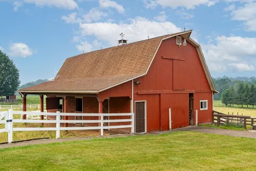 Amazing views, hot tub/outdoor fireplace, countryside, farm with calves & goats. - 4-Star
