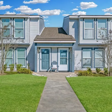 Walk to beach. Perfect for families & couples. Pool & tennis onsite.