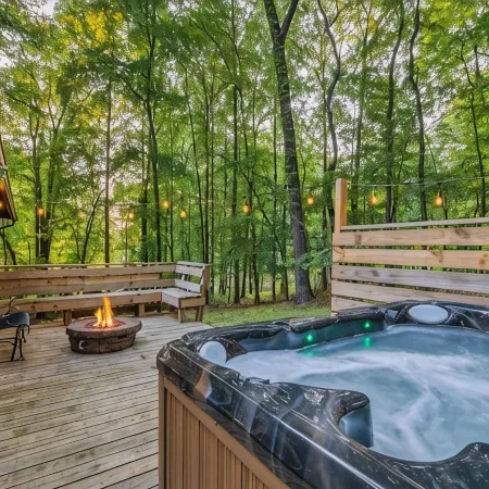 Cozy Bear-Themed Mountain Cabin in Harpers Ferry with Relaxing Jacuzzi Hot Tub
