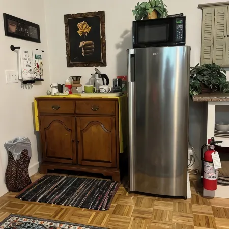 Couples retreat~two minute walk to historic downtown Square~Centrally located.