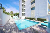 Stylish 2BR, 2BA Apartment with Balcony & Pool - Just Steps from the Beach - 프라이빗 풀