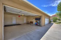 In Town Near Main Street!  Single Level With Garage - Private Gated Yard - บังกะโล