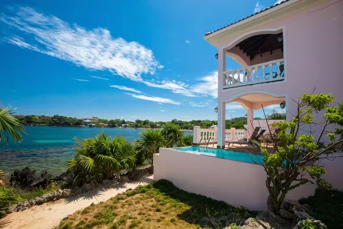 Experience An Oasis of Luxury in Roatan's Vibrant West End -  Ferienhäuser