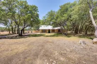 Private 2-Acre Salado Hill Country Villa, Heated Pool, Hot Tub, Sleeps 9 - 4-Sterne