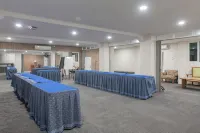 RedDoorz at Arwiga Hotel Near RS Hasan Sadikin Bandung - parking