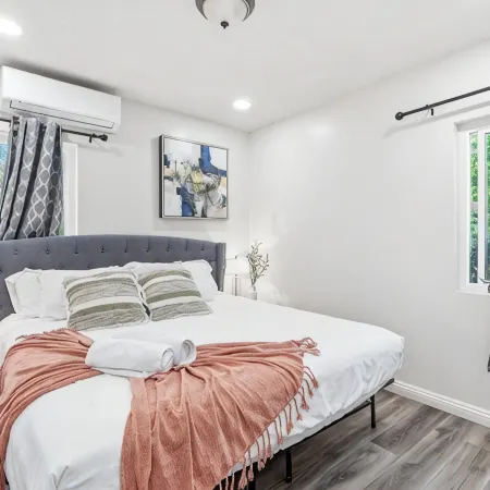 Prime Location: Remodeled 2-Bed/1-Bath with Private Entrance！