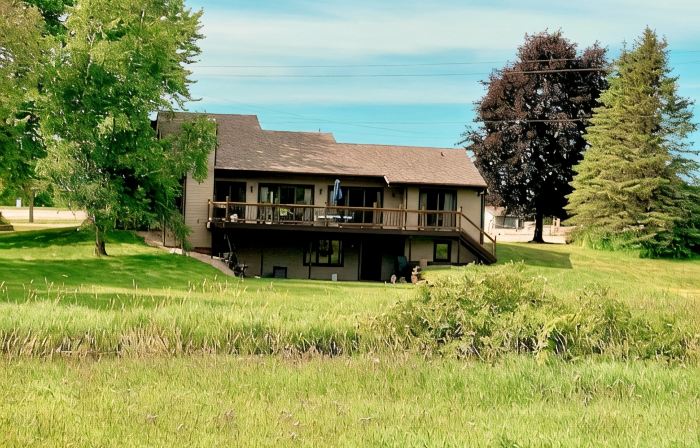 Charming 4-bedroom house located on Deer Run Golf Course. Perfect location!!!!