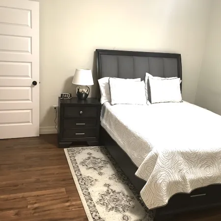 Stylish 1BR unit in Bedford, only 15 min to downtown Halifax. Near shopping area