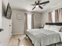 Luxury Downtown Retreat - Walk to Main St - New Stylish & Comfy! - บังกะโล