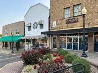 Studio Cottage on the Square, entire rental unit in Jamestown, Kentucky Отели в г. 