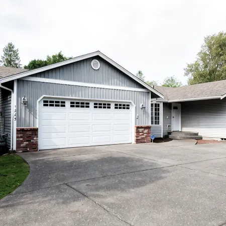 Modern Minimalist Home 4BR 5 Beds, AC Comfort & Wifi