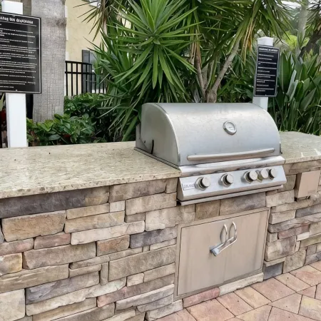 Cute, spacious 2 BR 2 Full BA condo minutes from the beaches