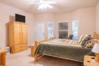 Spacious cabin with game room free WIFI & parking - 샬레 호텔