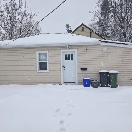 Cozy home on a quiet street minutes to downtown Kingston!