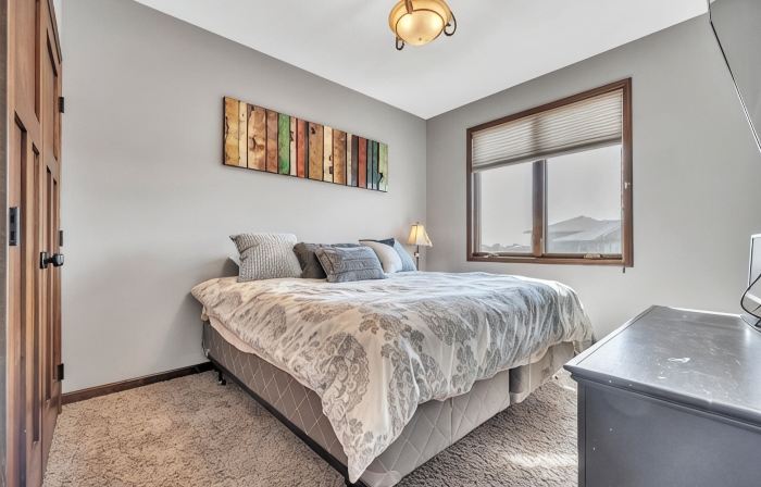 Charming 3-bedroom condo with stunning lake views in fabulous Arnolds Park, IA