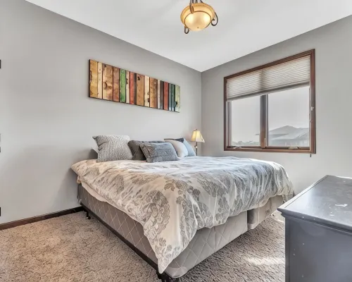 Charming 3-bedroom condo with stunning lake views in fabulous Arnolds Park, IA Hoteles en Arnolds Park