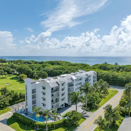 Boca Raton - Across from Beach - Balcony • Pool • Parking • 2BR