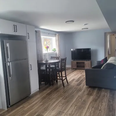 Relax with the whole family at this peaceful place to stay. Close to yyt. - 2성급