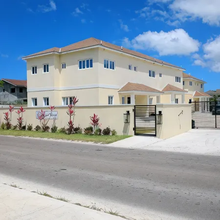 Townhouse w/Pool Near Beach, Airport & Supermarket