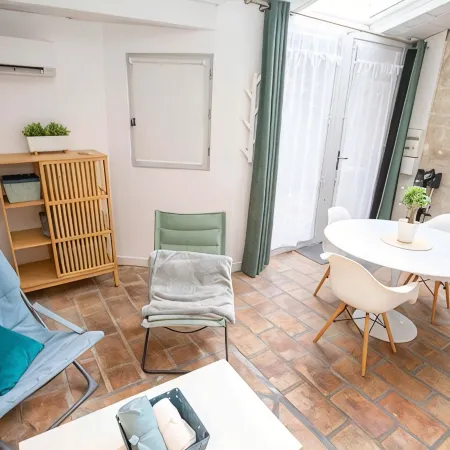 Bright, quiet Mazet in historic center