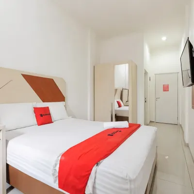 RedDoorz at Jatiwaringin Near Exit Toll Pondok Gede Hotels near Istana Singgah Kedatun Keagungan di Jati Bening