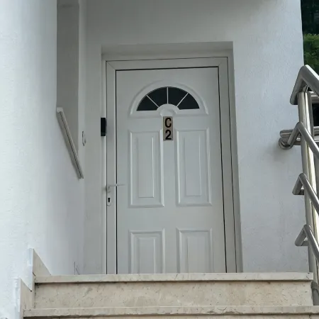 Immaculate Apartment,  Uninterrupted Stunning Bay Views , Private parking
