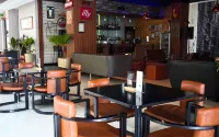 Crystal Lotus Hotel Yogyakarta - bar