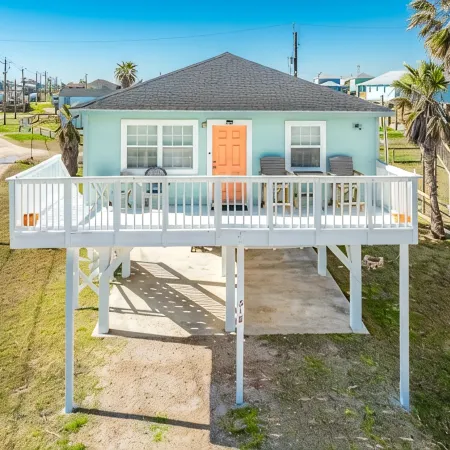 Pet Friendly - Walk to the Beach, Cozy Home