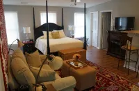 Jones Street 5 Star HGTV inspired Carriage House Historic Savannah!   Dogs Ok - บังกะโล