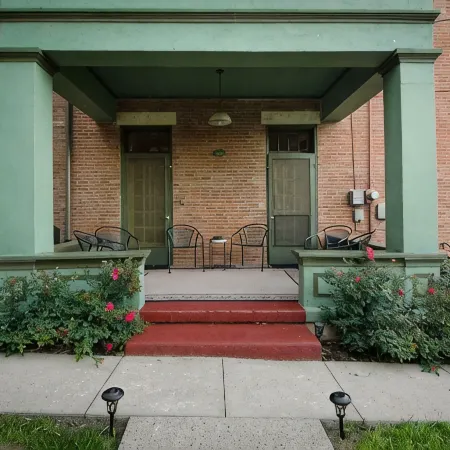 Convenient & Spacious Downtown - Private Parking Included