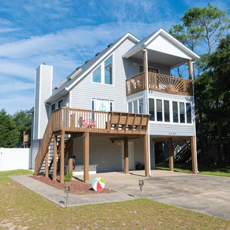 Private Pool🏊‍♂️ Hot Tub⛱ Walk or Bike to Beach🌊Soundview, Privacy Fence