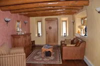 Remodeled 150 Year old Adobe, In historic New Mexico Village - Homestays