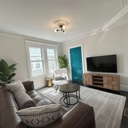 Downtown Salem Chic - 3 Bedroom w/ Parking