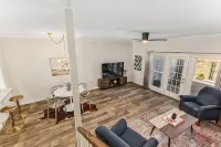 NEW Trendy Midtown Vibes Townhouse, Fenced Yard - 4-نجوم