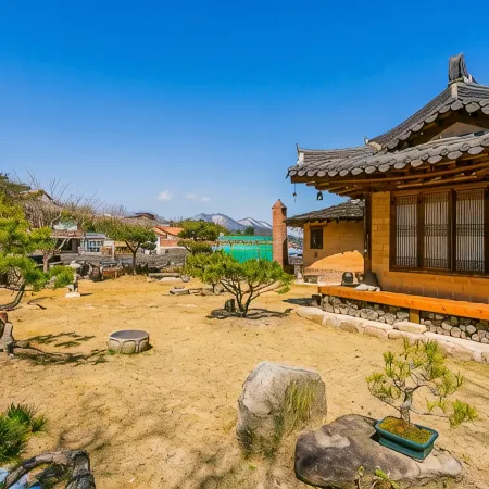 Byeokdosan Hwangtobonga Pension Отели рядом с достопримечательностью «Станция Singyeongju»