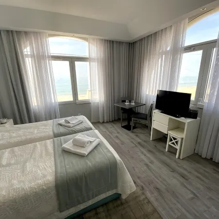 Golden Beach Guest House & Rooftop Bar