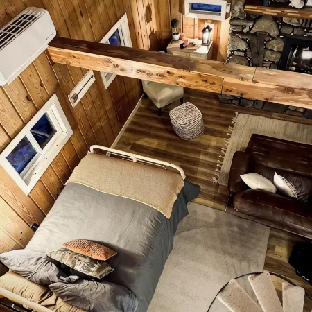 Tranquil Log Cabin adjacent to Mark Twain National Forest + minutes to the river