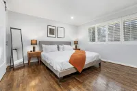 Charming Home in Bellevue – Near Downtown! - 방갈로