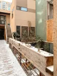 Chic Apt w/parking - Walk to Capitol, Convention Center, museums & shops! - Condos