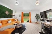 Tide + Tailgate - Sleeps 12, Arcades, Mini Golf - Bungalows