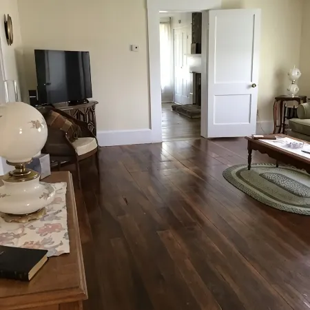 Granny’s House 2 bedroom, 5 miles to ark! Bonus walkthrough space with twin bed.