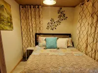 Cozy tiny cabin nested in the trees in a lake community, peaceful countryside. Hotels in Bryan County
