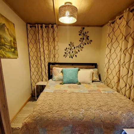 Cozy tiny cabin nested in the trees in a lake community, peaceful countryside. Отели в г. Брайан
