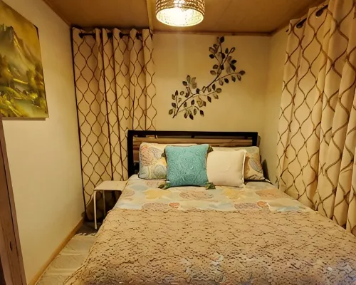 Cozy tiny cabin nested in the trees in a lake community, peaceful countryside. Hotels in Bryan County