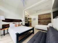 Modern beach Villa - Property can accommodate up to 16 pp - close to the beach - Balkoner
