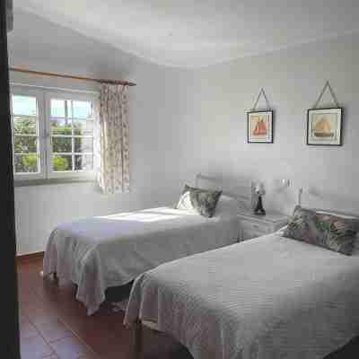 Coastal Benagil apartment. Rooftop & pool. Walk to beach, caves & restaurants Rooms