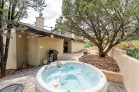 Expansive 270° Red Rock Views, nearby Hiking, Hot Tub, 4-minute walk to uptown! - 4-نجوم
